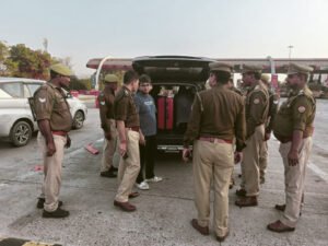 मथुरा 1 मार्च 26*क्षेत्राधिकार मार्ग द्वारा मां टोल प्लाजा पर संदिग्ध व्यक्ति एवं वाहनों की जांच* बृजभूषण शर्मा की खबर यूपी आजतक मथुरा आज दिनांक 28.02.2026 को क्षेत्राधिकारी मांट जनपद मथुरा द्वारा पुलिस बल के साथ आगामी त्योहार होली पर्व के दृष्टिगत सुरक्षा एवं सुचारू आवागमन के सम्बन्ध में थाना मांट क्षेत्रान्तर्गत टोल प्लाजा मांट पर संदिग्ध व्यक्ति/वाहनों को चैक किया गया एवं पैदल गश्त किया गया तथा सर्व-सम्बन्धित को आवश्यक दिशा निर्देश दिये गये ।