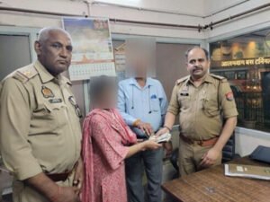 पुलिस कमिश्नरेट लखनऊ१२ मार्च २६ * थाना आलमबाग पुलिस टीम द्वारा यात्री का गुम हुआ बैग 01 घण्टे के अन्दर बरामद कर महिला को सुपुर्द । 01-कार्यवाही- दिनांक 11.03.2026 को समय करीब 19.30 बजे थाना आलमबाग की चौकी बस अड्डा पर यात्री श्रीमती अनीता सैनी पुत्री स्व0 वृन्दा प्रसाद सैनी निवासी बीघापुर थाना बीघापुर जनपद उन्नाव द्वारा सूचना दी गयी की आलमबाग बस स्टैण्ड से उनका बैग गुम हो गया था । यात्री अनीता उपरोक्त द्वारा बताया गया कि बैग मे 15000/- रुपये नकद राशि के साथ साथ उनके आवश्यक प्रपत्र व अन्य कुछ जरूरी दस्तावेज रखे हुये थे। इस सूचना पर प्र0नि0 आलमबाग श्री रामबाबू सिंह द्वारा त्वरित कार्यवाही करते हुये आलमबाग बस स्टैण्ड पर लगे पुलिस बल को दिशा निर्देश देते हुये आलमबाग बस स्टैण्ड चौकी प्रभारी मय पुलिस बल द्वारा तत्काल सक्रियता दिखाते हुये बस अड्डा आलमबाग व आसपास के क्षेत्र मे खोजबीन करते हुये 01 घण्टे के अन्दर कठिन परीश्रम व सतर्कता के परिणामस्वरूप उक्त बैग को आलमबाग बस स्टैण्ड से सकुशल बरामद कर लिया गया । बरामद बैग मे मौजूद 15000/- रुपए की नकद धनराशि व आवश्यक दस्तावेज को सुरक्षित रखते हुये सम्बन्धित महिला अनीता सैनी को बुलाकर विधिवत सुपुर्द किया गया। अपना खोया हुआ सामान वापस मिलने पर महिला ने आलमबाग पुलिस की त्वरित कार्यवाही और ईमानदारी की सराहना करते हुये भूरि – भूरि प्रशंसा व आभार व्यक्त किया । 02-गुम हुए बैग की बरामदगी करने वाली पुलिस टीम – 1. प्र0नि0 श्री राम बाबू सिंह थाना आलमबाग लखनऊ 2. उ0नि0 श्री संदीप कुमार थाना आलमबाग लखनऊ 3. उ0नि0 श्री दुर्गाप्रसाद पाण्डेय थाना आलमबाग लखनऊ 4. हे0का0 बृजेन्द्र कुमार यादव थाना आलमबाग लखनऊ 5. म0का0 मोनम पाराशर थाना आलमबाग लखनऊ