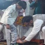 अयोध्या ११मार्च २६ * पूर्व मंत्री की सादगी: बच्चे के जूते की डोरी बांधते दिखे अब्बास अली जैदी,सादगी व इंसानियत का भावुक कर देने वाला दृश्य