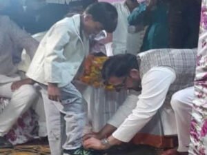 अयोध्या ११मार्च २६ * पूर्व मंत्री की सादगी: बच्चे के जूते की डोरी बांधते दिखे अब्बास अली जैदी,सादगी व इंसानियत का भावुक कर देने वाला दृश्य