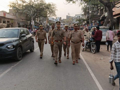 मथुरा 15 मार्च 26*वरिष्ठ पुलिस अधीक्षक के निर्देश पर सभी प्रभारी द्वारा अपने-अपने क्षेत्र में पैदल गश्त*