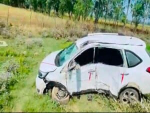 शाहजहांपुर21 march 26*भीषण सड़क हादसा:अनियंत्रित कार पेड़ से टकराकर खाई में गिरी, चालक को मामूली चोट