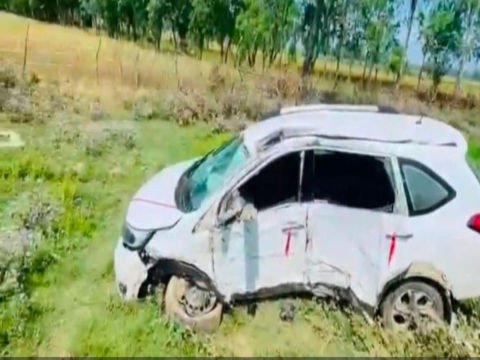 शाहजहांपुर21 march 26*भीषण सड़क हादसा:अनियंत्रित कार पेड़ से टकराकर खाई में गिरी, चालक को मामूली चोट