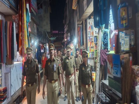 मथुरा 8 मार्च 26*वरिष्ठ पुलिस अधीक्षक के निर्देश पर थाना प्रभारीयो द्वारा अपने-अपने क्षेत्र में पैदल गश्त*