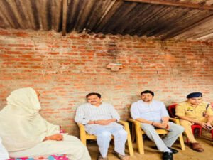 वाराणसी घटना: गाजीपुर के मृतक छात्र के परिजनों से मिले अधिकारी, ₹5 लाख की आर्थिक सहायता और न्याय का भरोसा