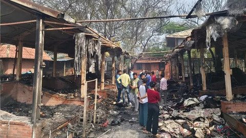 dilli 15 march 26*दक्षिणी दिल्ली के नेचर बाजार में आग लगी, करीब 50 दुकानें जलकर खाक