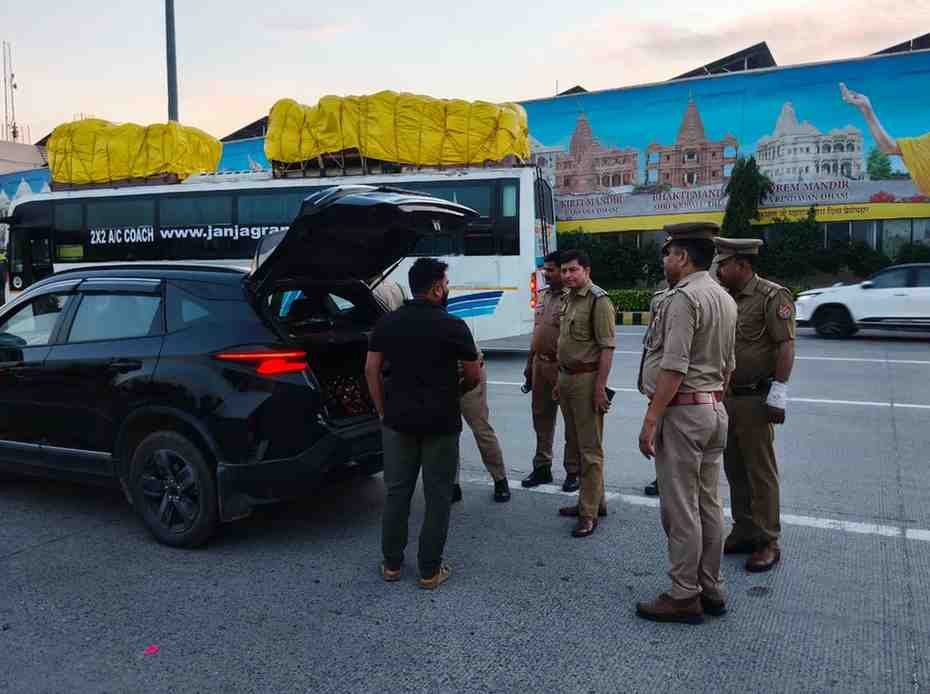 मथुरा 29 मार्च 26 *क्षेत्राधिकारी माँट द्वारा पुलिस बल के साथ मांँट टोल पर पैदल गश्त *