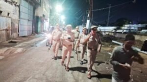 मथुरा 5 अप्रैल 26 वरिष्ठ पुलिस अधीक्षक के निर्देश पर सभी थाना प्रभारी द्वारा अपने अपने क्षेत्र में पैदल गश्त*