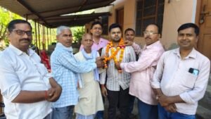 अयोध्या 5 अप्रैल 26*डिप्टी जेलर बन कर गांव पहुंचे अनुपम तिवारी, ग्रामीणों ने फूल-माला से किया जोरदार स्वागत बांटी मिठाइयां