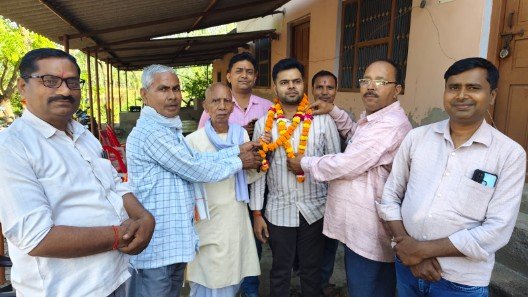 अयोध्या 5 अप्रैल 26*डिप्टी जेलर बन कर गांव पहुंचे अनुपम तिवारी, ग्रामीणों ने फूल-माला से किया जोरदार स्वागत बांटी मिठाइयां