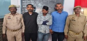 मथुरा 8 अप्रैल 26* चोरी के अभियोग में वांछित 03 अभियुक्तगण को चोरी के माल एक तांबे का बण्डल लम्बाई 76.5 फीट सहित किया गिरफ्तार ।*