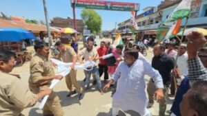 कौशाम्बी 10 अप्रैल 26*हिमंता विस्वा सरमा का पुतला फूंकने गए कांग्रेसी*छीना झपटी में पुतला छीनकर भागी पुलिस*