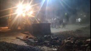 कौशाम्बी 11 अप्रैल 26*बिना आदेश आधी रात्री में सड़क को दबंगो ने उखाड़ कर कर लिया कब्जा लोगों में आक्रोश*