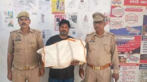 मथुरा11अप्रैल26* 1अभियुक्त को 03 किलो 200 ग्राम नाजायज नशीला पदार्थ गांजा व 01 स्कूटी सहित किया गिरफ्तार ।*