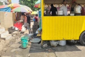 भागलपुर13 अप्रैल 26*पूर्वी गेट नंबर 1 के पास पेशाब घर की स्थिति जर्जर, यात्री परेशान गंदे पानी से