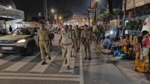 मथुरा 14 अप्रैल 26 *क्षेत्राधिकारी सदर जनपद मथुरा द्वारा वृंदावन परिक्रमा मार्ग में पैदल गश्त*