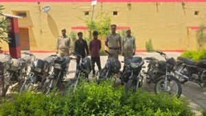 मथुरा 15 अप्रैल 26* 02 अभियुक्तगण को 01 अवैध हथियार, 01 अवैध चाकू एवं 10 चोरी की मोटर साइकिल सहित किया गिरफ्तार ।*