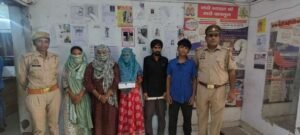 मथुरा 15 अप्रैल 26* 02 अभियुक्तगण व 03 अभियुक्तागण को चोरी के 02 मोवाइल फोन,04 पर्स व 01 चाकू सहित किया गिरफ्तार ।*