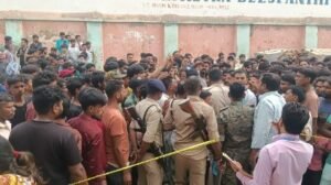 भागलपुर 20 अप्रैल 26*कूड़े के ढेर में मिला 10 वर्षीय मासूम का शव, भागलपुर में सनसनी; परिजनों का भारी हंगामा