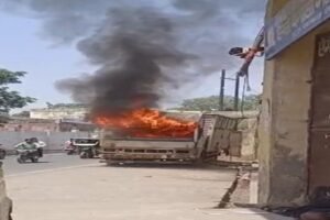 आगरा 22 अप्रैल 26*रकाबगंज थाने के बाहर खड़ी डीसीएम में लगी भीषण आग