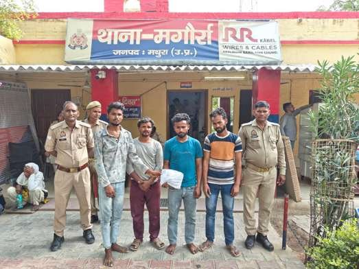 मथुरा 25 अप्रैल 26* हत्या के मुकदमे का सफल अनावरण करते हुए, 04 अभियुक्तगण व 01 महिला अभियुक्ता को किया गिरफ्तार ।*