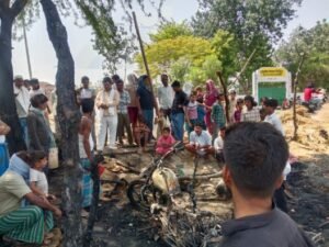 कौशाम्बी26अप्रैल26*गरीब की झोपड़ी में लगी आग दो बकरी बाइक अनाज आदि जलकर हुआ खाक*