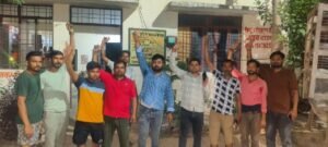 कौशाम्बी28अप्रैल26*लो-वोल्टेज और अघोषित कटौती से त्रस्त लोगों का फूटा गुस्सा, अझुवा पावर हाउस का किया घेराव*