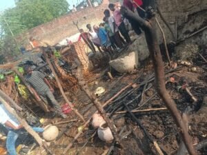 कौशाम्बी28अप्रैल26*छप्पर नुमा घर में लगी आग जानवर व सामान जलकर खाक*