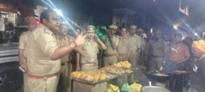 कौशाम्बी30अप्रैल26*चायल क्षेत्रअधिकारी अभिषेक सिंह ने मूरतगंज बाजार में पुलिस बल के साथ किया पैदल गस्त वचलाया