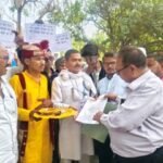 *बांदा20 अप्रैल 26बिजली कटी तो दूल्हा बरात लेकर पहुंचा जिलाधिकारी की चौखट*