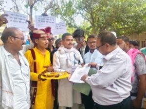 *बांदा20 अप्रैल 26बिजली कटी तो दूल्हा बरात लेकर पहुंचा जिलाधिकारी की चौखट*