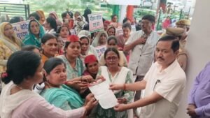 लखीमपुर खीरी२० अप्रैल २६*समाजवादी महिला सभा, जनपद लखीमपुर खीरी द्वारा आज मुख्यालय पर एक दिवसीय धरना-प्रदर्शन किया गया।