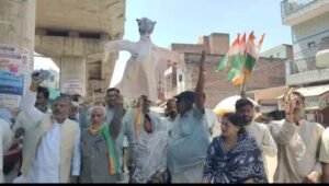 बांदा10अप्रैल 26 में कांग्रेसियों ने असम मुख्यमंत्री हेमंत बिस्वा शर्मा का पुतला फूंका*