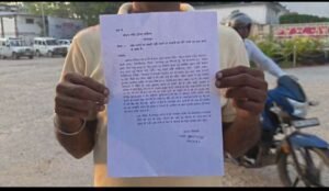 *भागलपुर में केस उठाने की धमकी, रंगदारी और जान से मारने की साजिश का आरोप* भागलपुर बिहार से शैलेन्द्र कुमार गुप्ता भागलपुर बिहार के भागलपुर जिले से एक गंभीर मामला सामने आया है, जहां एक व्यक्ति ने अपने ही मोहल्ले के कुछ लोगों पर केस वापस लेने का दबाव बनाने, रंगदारी मांगने और जान से मारने की साजिश रचने का आरोप लगाया है पीड़ित ने इस संबंध में वरीय पुलिस अधीक्षक को लिखित आवेदन देकर न्याय की गुहार लगाई है।आवेदन के अनुसार, पीड़ित पवन कुमार यादव, जो विश्वविद्यालय थाना क्षेत्र के परवती मोहल्ले के निवासी हैं, ने बताया कि गांव के ही कुछ लोगों किशन कुमार, रंजीत कुमार, अनिल कुमार, अभिषेक कुमार, रागिनी देवी और किरण देवी ने मिलकर उनके साथ मारपीट की, घर में लूटपाट की और रंगदारी की मांग की इस मामले में पहले से ही न्यायालय में एक मुकदमा लंबित है, जिसे उठाने के लिए लगातार दबाव बनाया जा रहा है।पीड़ित का आरोप है कि आरोपित लोग लाठी और तलवार के साथ उनके घर पर पहुंचकर गाली-गलौज करते हैं और केस वापस नहीं लेने पर गंभीर परिणाम भुगतने की धमकी देते हैं साथ ही एक लाख रुपये की रंगदारी की मांग भी की जा रही है घटना का कुछ हिस्सा सीसीटीवी कैमरे में कैद होने का भी दावा किया गया है आवेदन में यह भी कहा गया है कि 28 मार्च 2026 को आरोपितों ने फिर से घर पर आकर धमकी दी और जान से मारने की साजिश रचने की बात कही। इससे पीड़ित और उनके परिवार में दहशत का माहौल है पीड़ित ने पुलिस प्रशासन से आरोपितों के खिलाफ सख्त कानूनी कार्रवाई करने और अपने परिवार की सुरक्षा सुनिश्चित करने की मांग की है अब देखना होगा कि पुलिस इस मामले में क्या कदम उठाती है।