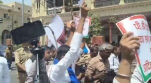 लखनऊ23अप्रैल26*: हजरतगंज में सपा कार्यकर्ताओं का जोरदार प्रदर्शन।