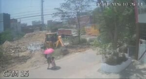 लखनऊ27अप्रैल26*सरकारी नहर पर चलाई जेसीबी, बनाया अवैध रास्ता