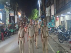 मथुरा 8 अप्रैल 26 वरिष्ठ पुलिस अधीक्षक के निर्देश पर सभी प्रभारी द्वारा अपने-अपने थाना क्षेत्र में पैदल गश्त*
