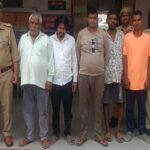 मथुरा 8 अप्रैल 26*थाना बलदेव पुलिस द्वारा कम्पोजिट देशी व अग्रेजी के शराब के ठेके पर हमला करने के अभियोग में 05 अभियुक्तगण व 04 अभियुक्ताओं को किया गया गिरफ्तार ।*