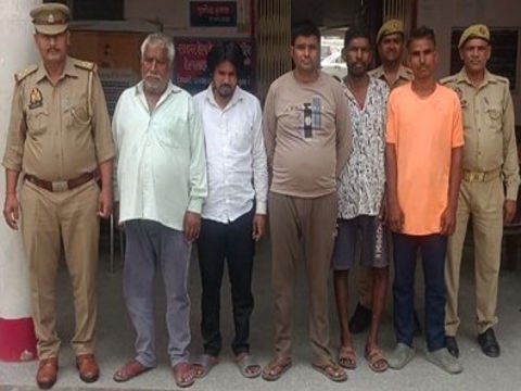 मथुरा 8 अप्रैल 26*थाना बलदेव पुलिस द्वारा कम्पोजिट देशी व अग्रेजी के शराब के ठेके पर हमला करने के अभियोग में 05 अभियुक्तगण व 04 अभियुक्ताओं को किया गया गिरफ्तार ।*