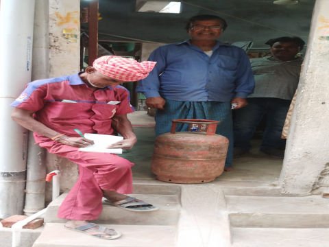 भागलपुर ८ अप्रैल २६ * एलपीजी की होम डिलीवरी से हो रही है आपूर्ति, गैस गोदामों की हो रही है निगरानी