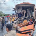 अयोध्या १ अप्रैल २६ * ट्रेलर में पीछे से घुसी डबल टेकर,बस चालक व खलासी घायल, हालत गम्भीर, जिला अस्पताल रेफर