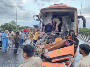 अयोध्या १ अप्रैल २६ * ट्रेलर में पीछे से घुसी डबल टेकर,बस चालक व खलासी घायल, हालत गम्भीर, जिला अस्पताल रेफर