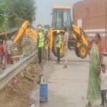 kaushambi 4 april 26*टोल प्लाजा पर पुलिस के सहयोग से कर्मियों ने हटवाया अतिक्रमण