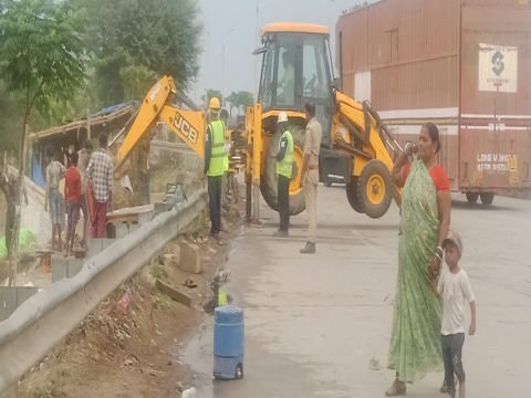 kaushambi 4 april 26*टोल प्लाजा पर पुलिस के सहयोग से कर्मियों ने हटवाया अतिक्रमण