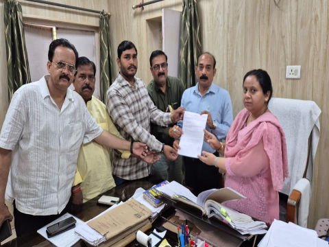 लखनऊ ८ अप्रैल २६ *  जिला प्रशासन एवं उत्तर प्रदेश आदर्श टेंट ,कैटरिंग एवं डेकोरेशन व्यापार मंडल की हुई बैठक