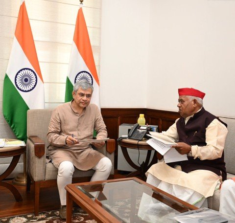 भेलसर(अयोध्या)रुदौली रेलवे स्टेशन की विभिन्न समस्याओं को लेकर अयोध्या सांसद अवधेश प्रसाद ने केंद्रीय रेलमंत्री को लिखित पत्र देकर शीघ्र समाधान कराए जाने की मांग की है।