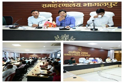 भागलपुर बिहार से शैलेन्द्र कुमार गुप्ता यूपीआजतक  भागलपुर २२ अप्रैल २६ * गर्मी के मौसम में जलापूर्ति को बनाए रखने को लेकर विशेष सचिव ने की बैठक भागलपुर, 22 अप्रैल 2026, भागलपुर के समीक्षा भवन में जिलाधिकारी डॉक्टर नवल किशोर चौधरी की अध्यक्षता में विशेष सचिव, लोक स्वास्थ्य अभियंत्रण विभाग, बिहार श्री संजीव कुमार ने अपने संयुक्त सचिव (प्र को), श्री धीरज कुमार सिंह,अधीक्षण अभियंता श्री राजीव रंजन लाल, कार्यपालक अभियंता पश्चिमी श्री कृष्ण भार्गव, कार्यपालक अभियंता पूर्वी प्रमंडल भागलपुर श्री सुनील कुमार, भागलपुर के सभी सहायक अभियंता एवं संवेदकों के साथ गर्मी के मौसम में निर्बाध रूप से जलापूर्ति बनाए रखने को लेकर समीक्षा बैठक की।