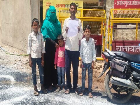 बांदा13अप्रैल26*पुलिस अधीक्षक कार्यालय पहुंची पीड़ित परिवार ने पुलिस अधीक्षक को लिखित शिकायत पत्र देकर न्याय की गुहार लगाई