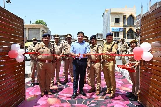 अयोध्या२२ अप्रैल २६ * एसएसपी ने क्षेत्राधिकारी नगर कार्यालय - जनपद अयोध्या के नवीनीकरण कार्य का लोकार्पण किया  अयोध्या दिनांक 22.04.2026 को क्षेत्राधिकारी नगर कार्यालय - जनपद अयोध्या के नवीनीकरण कार्य का लोकार्पण श्रीमान वरिष्ठ पुलिस अधीक्षक, जनपद अयोध्या डॉ. गौरव ग्रोवर महोदय के कर कमलों द्वारा फिता काटकर सम्पन्न हुआ।