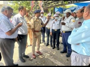 खबर | आगरा आगरा 22 अप्रैल २०२६ * आगरा में बढ़ती गर्मी के बीच यातायात पुलिस द्वारा लोगों से सहयोग की अपील की गई है आगरा में बढ़ती गर्मी के बीच यातायात पुलिस द्वारा लोगों से सहयोग की अपील की गई है। एसीपी ट्रैफिक इमरान अहमद ने सड़क पर ड्यूटी कर रहे ट्रैफिक कर्मियों की स्थिति को लेकर चिंता जताई और आम जनता से नियमों का पालन करने की अपील की।